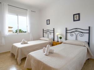 Łóżko lub łóżka w pokoju w obiekcie Villa Liriopadel by Interhome