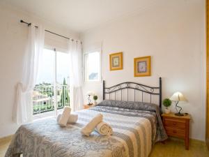 Łóżko lub łóżka w pokoju w obiekcie Villa Liriopadel by Interhome