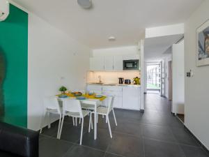 Kuchyňa alebo kuchynka v ubytovaní Apartment Siófok by Interhome