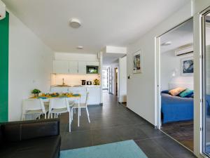 鮑洛通塞邁什的住宿－Apartment Siófok by Interhome，客厅以及带桌椅的厨房。