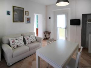Apartment White by Interhome في Germignaga: غرفة معيشة مع أريكة وطاولة