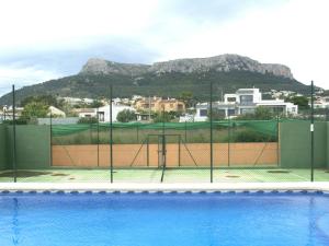 una cancha de tenis con una cancha de tenis en Villa Solpadel by Interhome, en Calpe