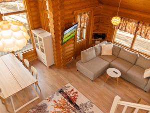 una vista aérea de una sala de estar en una cabaña de madera en Holiday Home Hirsikoto by Interhome en Saariselka
