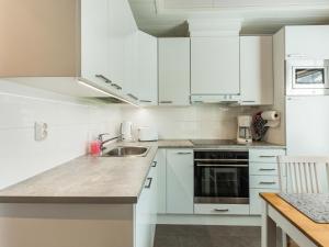 Virtuvė arba virtuvėlė apgyvendinimo įstaigoje Holiday Home Taruilevi 8 h3 by Interhome