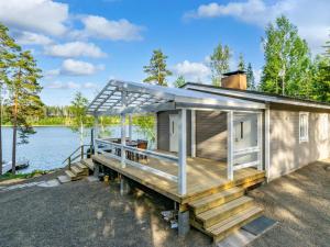 uma casa sobre a água com uma doca em Holiday Home Järvenhelmi by Interhome em Valkeala