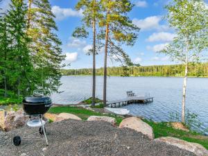 Un barbecue su una roccia vicino a un lago di Holiday Home Järvenhelmi by Interhome a Valkeala