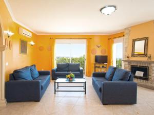 ein Wohnzimmer mit 2 blauen Sofas und einem Kamin in der Unterkunft Villa Verona by Interhome in Calpe