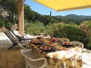 y un patio con mesa de comedor y sillas. en Holiday Home Marie-Julie by Interhome, en Le Muy