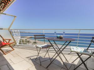 d'un balcon avec une table et des chaises donnant sur l'océan. dans l'établissement Apartment Le Chantilly-1 by Interhome, à Cagnes-sur-Mer