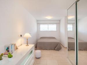 - une chambre avec 2 lits et une douche en verre dans l'établissement Apartment Le Chantilly-1 by Interhome, à Cagnes-sur-Mer