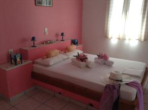 1 dormitorio con 1 cama con 2 almohadas y espejo en Oasis Apartments en Ios Chora