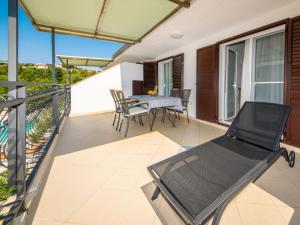 
A balcony or terrace at Apartment Maslina-4
