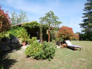 una casa con un banco en el patio en Holiday Home Fiore by Interhome, en Boccheggiano