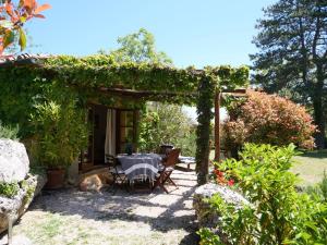 Vonkajšia záhrada v ubytovaní Holiday Home Fiore by Interhome