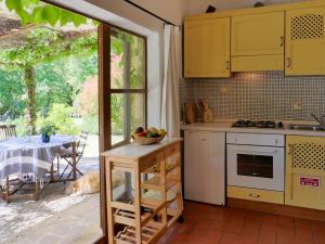 Kuchyňa alebo kuchynka v ubytovaní Holiday Home Fiore by Interhome
