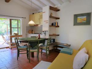 cocina y comedor con mesa y sillas en Holiday Home Fiore by Interhome, en Boccheggiano