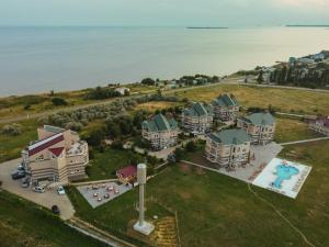 uma vista aérea de um resort junto à água em Foton Hotel & Restaurant em Ochakiv