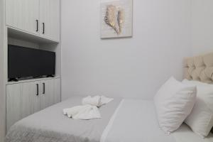 Postel nebo postele na pokoji v ubytování Ervin's Zante Suite by "elite"