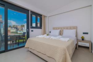 Postel nebo postele na pokoji v ubytování Ervin's Zante Suite by "elite"