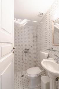 A bathroom at Seafront House in Andros Town by Explore Andros