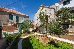 a view of the courtyard of a house at Apartments Vica in Šibenik