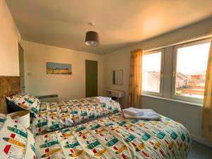カレンにあるSpacious 2 Bedroom Home in Picturesque Cullenのベッドと窓のある寝室