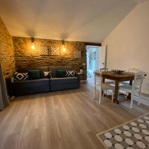 een woonkamer met een bank en een tafel bij Casa da Alfazema in Arganil