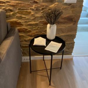 een kleine zwarte tafel met een vaas erop bij Casa da Alfazema in Arganil