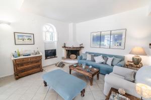 A television and/or entertainment centre at Seafront House in Andros Town by Explore Andros
