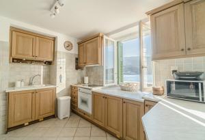 A kitchen or kitchenette at Seafront House in Andros Town by Explore Andros