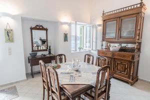 A kitchen or kitchenette at Seafront House in Andros Town by Explore Andros
