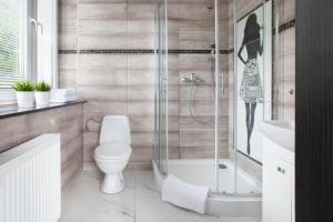 W łazience znajduje się prysznic, toaleta i umywalka. w obiekcie RJ Hostel Chrobrego 79 w Gdańsku
