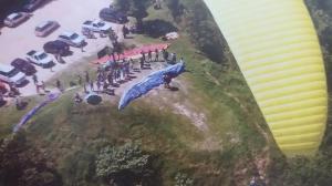 an overhead view of a crowd of people flying a kite at Casa temporada Beto Carrero in Penha