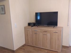 Televisyen dan/atau pusat hiburan di Untere Ferienwohnung Asshoff in Ahorn +4 gambar
