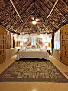 a bedroom with a bed in a room at Casa Quetzal Hotel in Valladolid