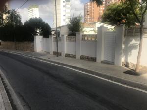 Fotografie z fotogalerie ubytování Casa MYA con terreno privado y parking compartido - a 800m de Playa Poniente v destinaci Benidorm