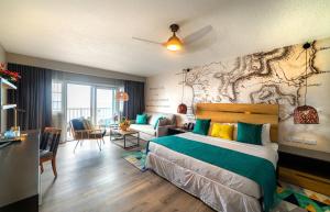una camera d'albergo con un letto e un soggiorno di Fort Young Hotel a Roseau