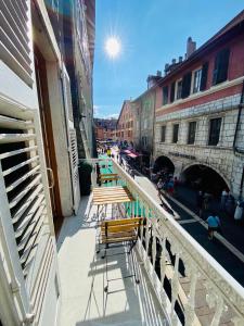 - un balcon avec bancs dans une rue de la ville dans l'établissement Le Balcon de la Vieille Ville Annecy, à Annecy