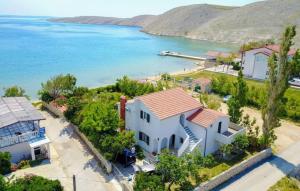 帕格Beach House Mela的水边房子的空中景观