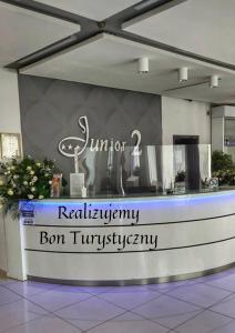 una tienda con un cartel que lee "bon tumiry" relajante en Hotel Junior 2 en Cracovia