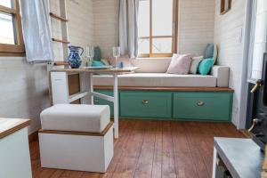 Χώρος καθιστικού στο Tiny house en Baie du Mont-Saint-Michel