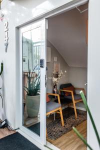 eine Glasschiebetür, die in ein Wohnzimmer führt in der Unterkunft Injoy Lofts & Studios Ipanema in Rio de Janeiro + 33 Fotos