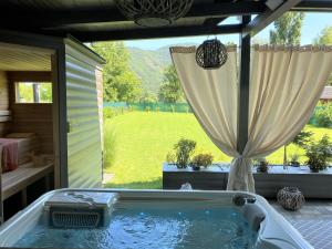 Foto dalla galleria di Dunazug Plusz Luxus Apartman a Dömös