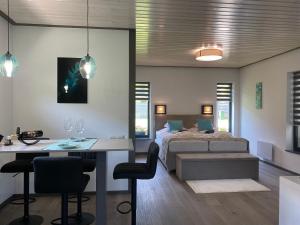 Schlafzimmer mit einem Bett, einem Tisch und Stühlen in der Unterkunft Dunazug Plusz Luxus Apartman in Dömös
