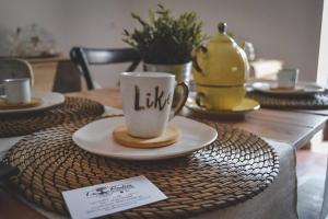 een tafel met een koffiekopje en borden erop bij Le Radici Laviano in Laviano