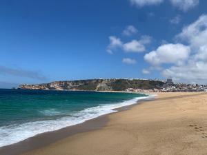 - une plage de sable avec vue sur l'océan dans l'établissement Villa Porto de Mós near Fatima, à Porto de Mós