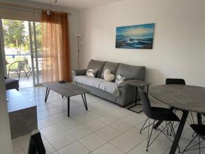 een woonkamer met een bank en een tafel bij Apartment Iris Village Kato Paphos in Paphos