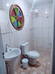 カラグアタトゥーバにあるPousada Sandramarのバスルーム(洗面台、トイレ、車輪付) +111枚の写真