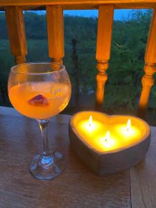 ein Glas Wein und zwei Kerzen auf dem Tisch in der Unterkunft Eagle House Holiday Let in Bude