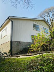 uma casa branca com duas janelas em Eagle House Holiday Let em Bude